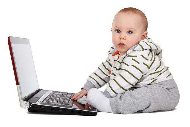 malé dítě u laptopu