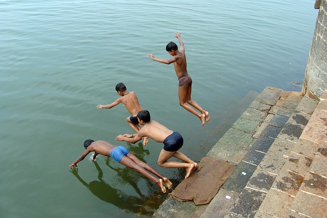 děti skákající do vody