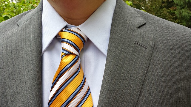 muž s pruhovanou kravatou